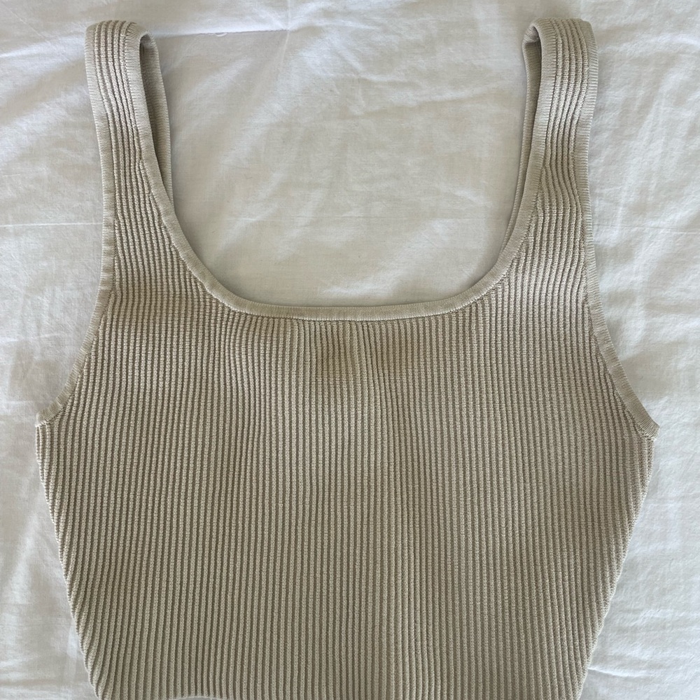 Aritzia | Babaton Ribbed Scoop Crop Tank Tops - Black & Cream (2 pk) - Picture 2 of 9